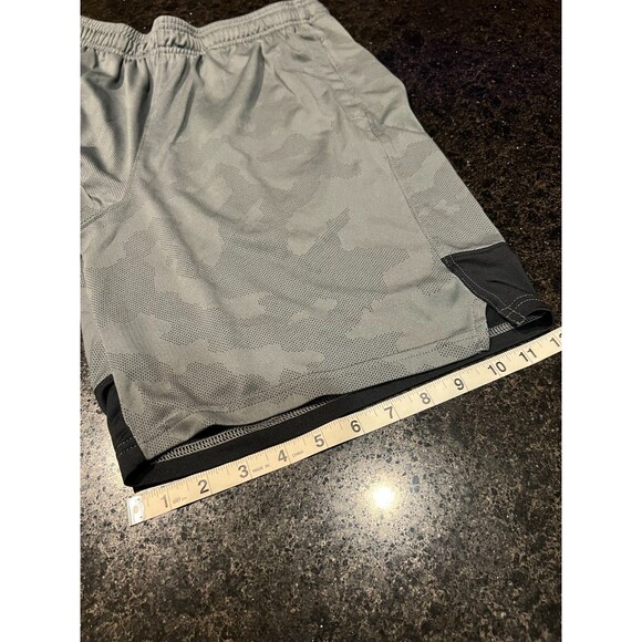 Under Armour Men’s Training Shorts L Gray Camo 8" Inseam Pockets Elastic Waist - Picture 3 of 16